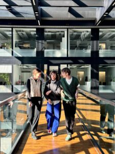 Cynthia Seidel, Podcast-Host Isabella Fischer und Jona Gebhard (v.l.n.r). Foto: Sophia Coper.