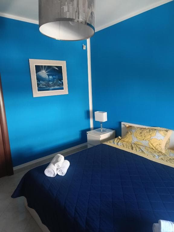Camera azzurra con letto matrimoniale king size